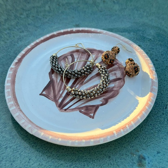 Brown & White Pottery Dish with Sea Shell in Center and Carved Edges - Picture 1 of 10